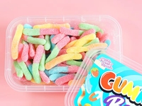 Boîte de 300g de bonbons gélifiés aux pruneaux acidulés et sucrés, vente en gros d'usine, confiseries fruitées moelleuses et mâchesables aux pruneaux