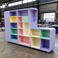 Vitrine d'exposition LED personnalisable et écologique, avec grille de rangement jaune, dessus arrondi, trois tiroirs et base bleu ciel pour magasin de détail