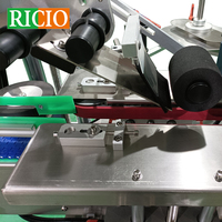 Équipement d'étiquetage automatique vertical pour canettes, applicateur d'étiquettes plates autocollantes et étiqueteuse de bouteilles rondes à point fixe