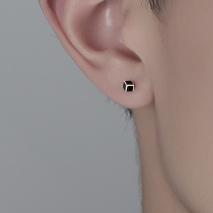 Orecchini <span class=keywords><strong>a</strong></span> Perno Minimalisti <span class=keywords><strong>a</strong></span> Forma di Cubo con Intarsio in Smalto Nero, Orecchini Geometrici Quadrati, Gioielli per Orecchie Eleganti e Alla Moda per Uomo - Product Image 1