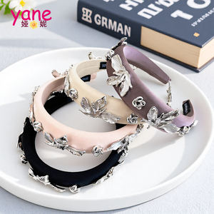 عصابة رأس معدنية وفضية ساتان واسعة بتصميم عصري من الساتان للنساء - Product Image 2