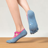 Chaussettes de yoga antidérapantes à cinq doigts avec logo personnalisé, design OEM, vente en gros, à la mode, avec sangles croisées et demi-doigts pour Pilates