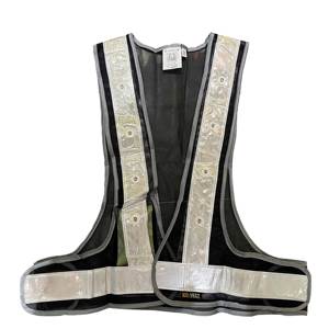 CITICITY Gilet de sécurité réglable noir en forme de V pour la course et le cyclisme, en maille polyester durable, réfléchissant, avec harnais et lumières LED - Product Image 3