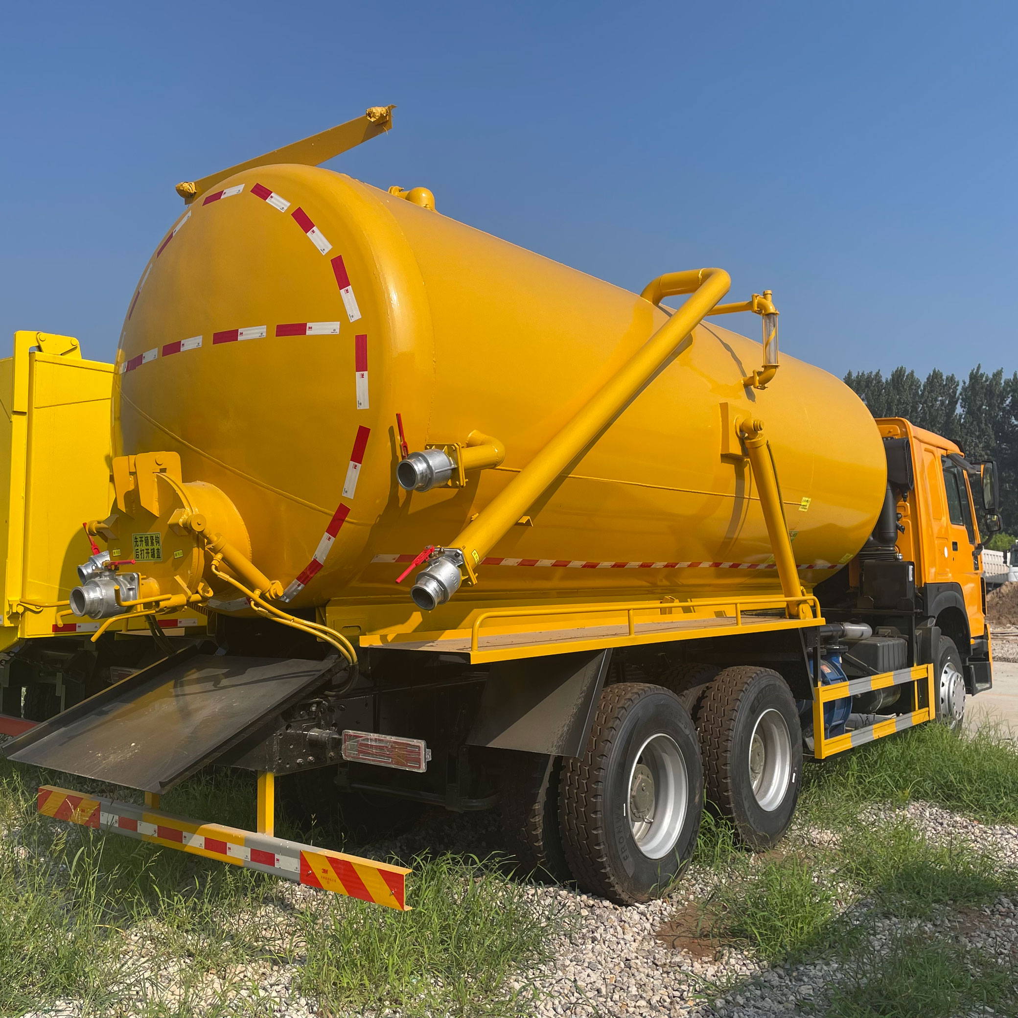 Sinotruk Howo 371HP Sewage Suction Truck Is Widely Used in Municipal Sanitation Work