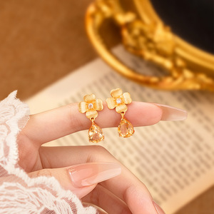 9 Pendientes Colgantes Florales de Plata 925 Chapados en Oro con Acabado Cepillado, con Granate de Piedra Natural y Gema de Color en Forma de Gota de Agua, Venta al por Mayor - Product Image 4