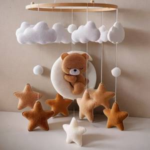 Quantité minimale de commande bas CE CPC produits pour bébés à la main en peluche ours endormi suspendu <span class=keywords><strong>boule</strong></span> de laine peluches en bois musical feutre berceau coran bébé mobiles - Product Image 1