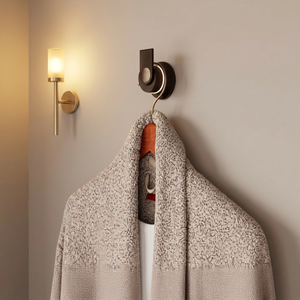 Crochet mural élégant et minimaliste pour salle de bain d'invités, gain de place, pour serviettes et peignoirs - Product Image 1