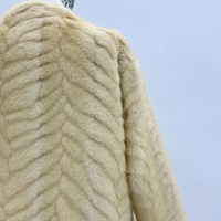 Veste Courte Femme en Fausse Fourrure Texturée Minimaliste, Douce et Chaude, à Col Ouvert, Taille et Couleur Personnalisables, Vente en Gros