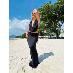 Black satin mega cow lick top scollo all'americana senza schienale con catena frontale in oro - Product Image 3