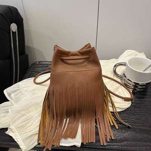 Bolso cuadrado pequeño con borlas bohemias, bandolera de hombro para mujer con flecos - Product Image 1