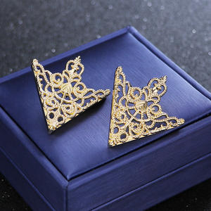 男性用ヴィンテージパターントライアングルカラーピンアクセサリー中空ブローチバッジ - Product Image 3