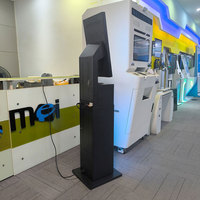 Kiosque interactif sur pied de 23,6 pouces, prise en charge multilingue pour la vérification des informations d'immigration à l'aéroport