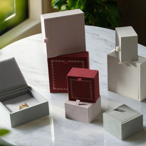 Boîte à bijoux carrée de luxe léger avec cadre doré, boîte de rangement universelle en flanelle pour bagues et colliers, boîte à bijoux fins - Product Image 3