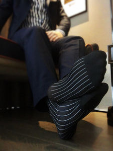 Jarretelles et tube droit pour hommes Chaussettes d'affaires formelles à rayures colorées à haute élasticité pour hommes Chaussettes universelles simples à tube haut - Product Image 4