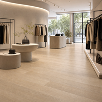 Plancher en SPC en chêne clair WYRAX pour les projets de rénovation de sols de salons modernes