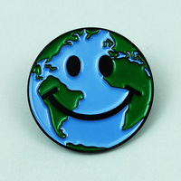 Broche en métal Terre souriante créative, badge commémoratif de la Journée de la Terre, accessoire pour vêtements et sacs
