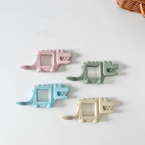 Juego de Cuchara y Tenedor 2 en 1 para Bebés, Libre de BPA, de Silicona Ecológica, para la Primera Etapa de Alimentación, con Diseño de Cocodrilo y Elefante - Product Image 2