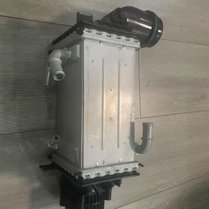 อินเตอร์คูลเลอร์ระบายความร้อนด้วยน้ำ Volkswagen Audi Skoda รุ่น 04E145785E ทำจากอะลูมิเนียม สำหรับเครื่องยนต์ 1.5 TSI TFSI ใช้แทนอะไหล่เดิม - Product Image 1