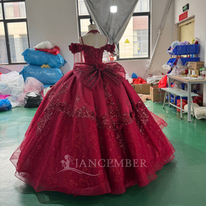Vestido de Quinceañera Borgoña Xs271, Escote Corazón, Hombros Descubiertos, Cola Capilla, Largo hasta el Suelo, 100% Poliéster, Vestidos de Lujo con Encaje - Product Image 2