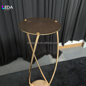 Centro de Mesa LEDA con Base de Metal Dorado, Decoración Moderna para Mesa de Boda - Product Image 5