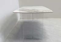 Table à manger rectangulaire moderne et minimaliste en pierre frittée avec pieds en acrylique transparent au design flottant pour salle à manger et cuisine