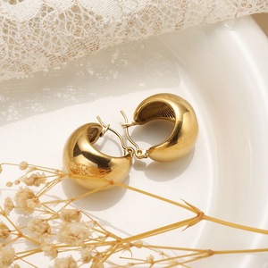 Boucles d'oreilles créoles épaisses à perles, plaqué or 18 carats, en acier inoxydable, boucles d'oreilles créoles circulaires audacieuses à billes rondes - Product Image 3