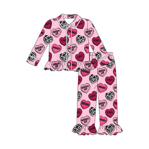 Vente en gros de vêtements de printemps pour enfants Ensemble de pyjama à manches longues et boutons haute qualité pour les bambins et les filles de la Saint-Valentin avec impression de cœurs - Product Image 1