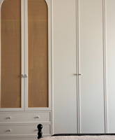 Armoire autoportante de style français peinte sur mesure pour chambre à coucher, meuble de chambre en MDF avec porte, éclairage réglable, armoires pliantes en verre