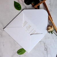 Carte d'invitation personnalisée élégante en papier coton 500 g/m² avec fleurs en relief et estampage à chaud pour mariage, anniversaire, ou 'Save the Date'