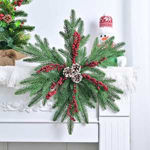 Guirnalda Navideña Moderna Hecha a Mano con Copos de Nieve de Plástico, Decoración para Colgar en la Puerta, con Bayas Rojas Artificiales y Piñas, para Ventana - Product Image 1