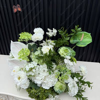 Rangée de fleurs artificielles blanches et vertes pour la décoration d'arche de mariage ; Composition florale personnalisée en roses de soie style Morandi pour événements et fêtes