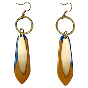 Boucles d'oreilles pendantes pour femmes, style rétro, grandes boules en laiton plaqué or, résine blanche crémeuse, bijoux romantiques pour fêtes et mariages - Product Image 3