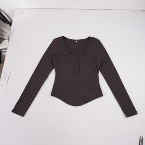 T-shirt à manches longues et col en V profond pour femme, haut ajusté à ourlet asymétrique avec style rétro workwear, chemisier chic et décontracté - Product Image 2