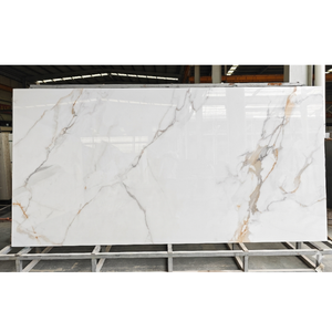 Dalle en pierre frittée Calacatta Gold brillante au design moderne, pour comptoirs <span class=keywords><strong>de</strong></span> cuisine et murs <span class=keywords><strong>de</strong></span> salle à manger/salon. - Product Image 2