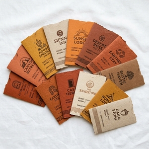 Fundas de tarjetas de acceso de hotel de primera calidad, lisas, mate, color rojo terracota, porta tarjetas de papel personalizadas para hoteles boutique y alojamientos de lujo - Product Image 3