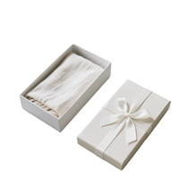 Boîte cadeau personnalisée avec couvercle et base en ivoire, avec ruban en satin et doublure en tissu, boîte rigide en gros