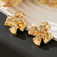 Anting-anting bunga berlian imitasi wanita trendi baru anting-anting bunga empat kelopak Vintage berlebihan warna-warni