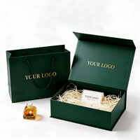 Boîte cadeau rigide magnétique vert forêt personnalisée avec sac en papier assorti, logo en feuille d'or, coffret cadeau de luxe pour parfum, vente en gros