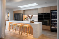 Meubles de cuisine minimalistes en chêne clair Vermonhouzz avec îlot, armoires de cuisine modulaires en bois sur mesure pour usage domestique
