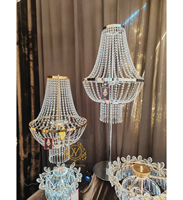 Support de fleurs en métal doré pour mariage, lustre en cristal, support de chemin de table pour décoration de table dorée, centres de table de mariage