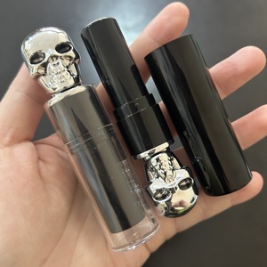 ISMAN Tubo de Brillo Labial con Diseño de Calavera Único para Halloween, 3ml 5ml, con Brocha Grande, Envase de Lápiz Labial con Tapa de Esqueleto, Embalaje Dorado, Plateado y Negro - Product Image 5