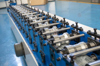 Machine de formage de tuiles LGS pour acier coloré, équipement de profilage de cadres de portes de villa motorisé et contrôlé par PLC