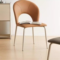 Leder-Esszimmerstuhl im Zeitgenössischen Stil mit Rattanähnlicher Rückenlehne Modernes Minimalistisches Design für Hotel-Restaurant-Nutzung Wohnmöbel