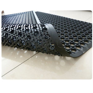 Tapis en caoutchouc perforés de plancher d'anti restaurant de fatigue disponibles pour le poste de travail/secteurs humides - Product Image 4