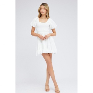 Robe Courte Décontractée OEM de Haute Qualité avec Smocks, Couleur Unie, Caractéristiques Écologiques, Vente en Gros, Ceinture Naturelle Décorative - Product Image 1