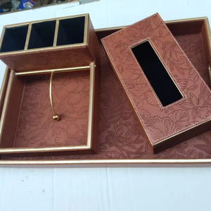 Plateaux de service en bois conçus en cuir avec boîtes à mouchoirs et serviettes pour salle à manger et décoration intérieure pour salon - Product Image 1