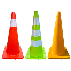 Cône de signalisation routière 28 pouces 700 mm en PVC plastique hautement réfléchissant pour la sécurité routière - Product Image 1