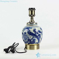 DS106-RZFZ06-A chinois lampe de bureau Antique bleu blanc peint à la main oiseau motif Floral corps en céramique E14 ampoule Table support en laiton