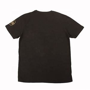 Camiseta negra personalizada con estampado de logotipo dorado para hombre - Product Image 2