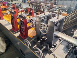 Machine <span class=keywords><strong>de</strong></span> formage à rouleaux pour lames <span class=keywords><strong>de</strong></span> <span class=keywords><strong>porte</strong></span> à enroulement <span class=keywords><strong>en</strong></span> métal perforé et mousse PU 55 77 100, haute vitesse, haute productivité - Product Image 4